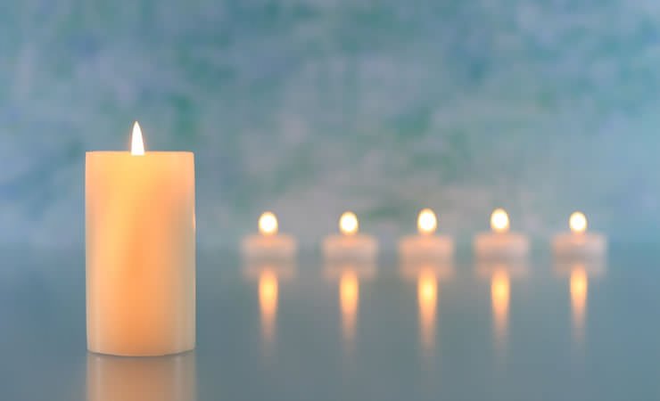 Não se deve acender velas dentro de casa